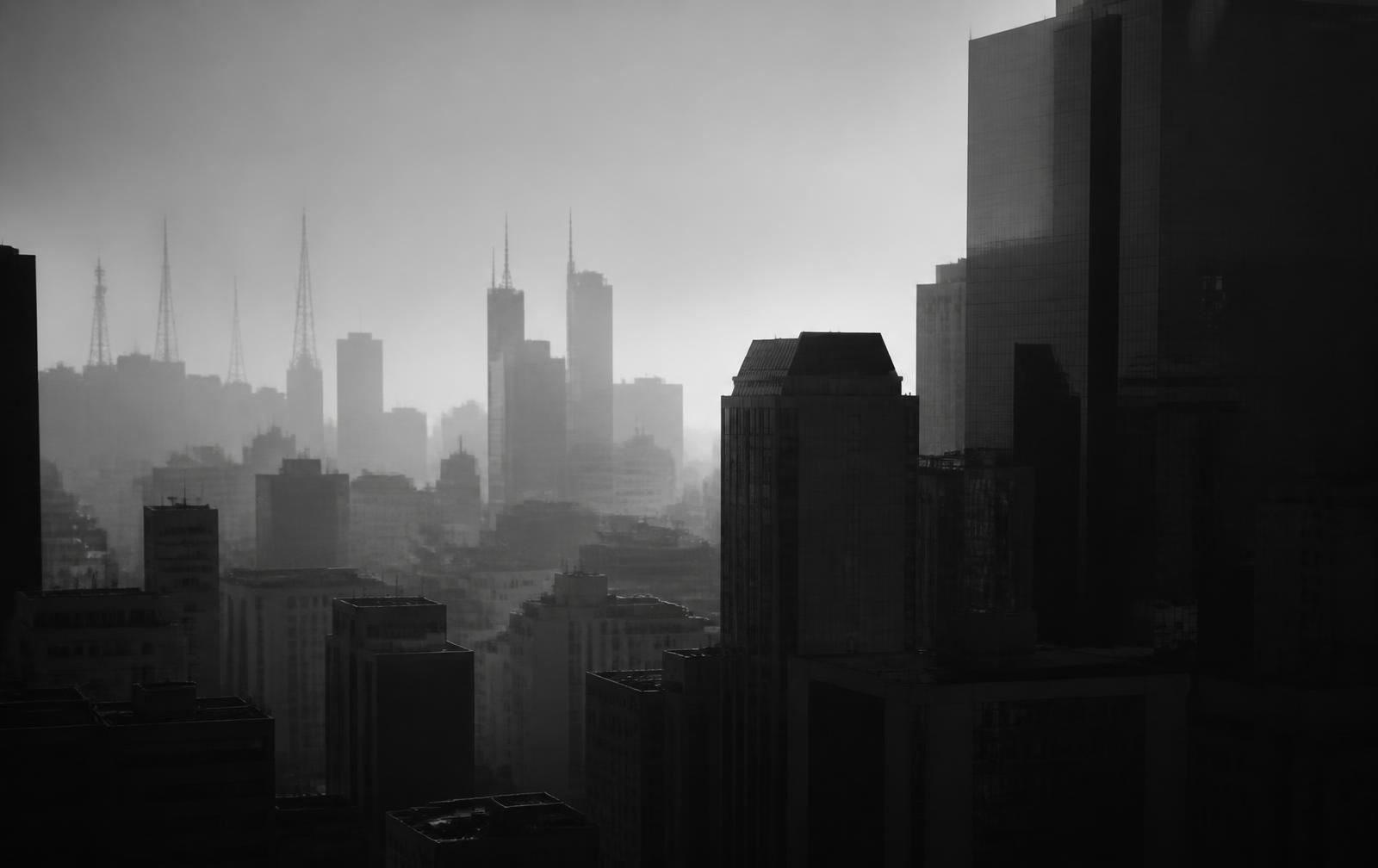Horizonte de São Paulo em contra-luz e névoa, fotografia em preto e branco
