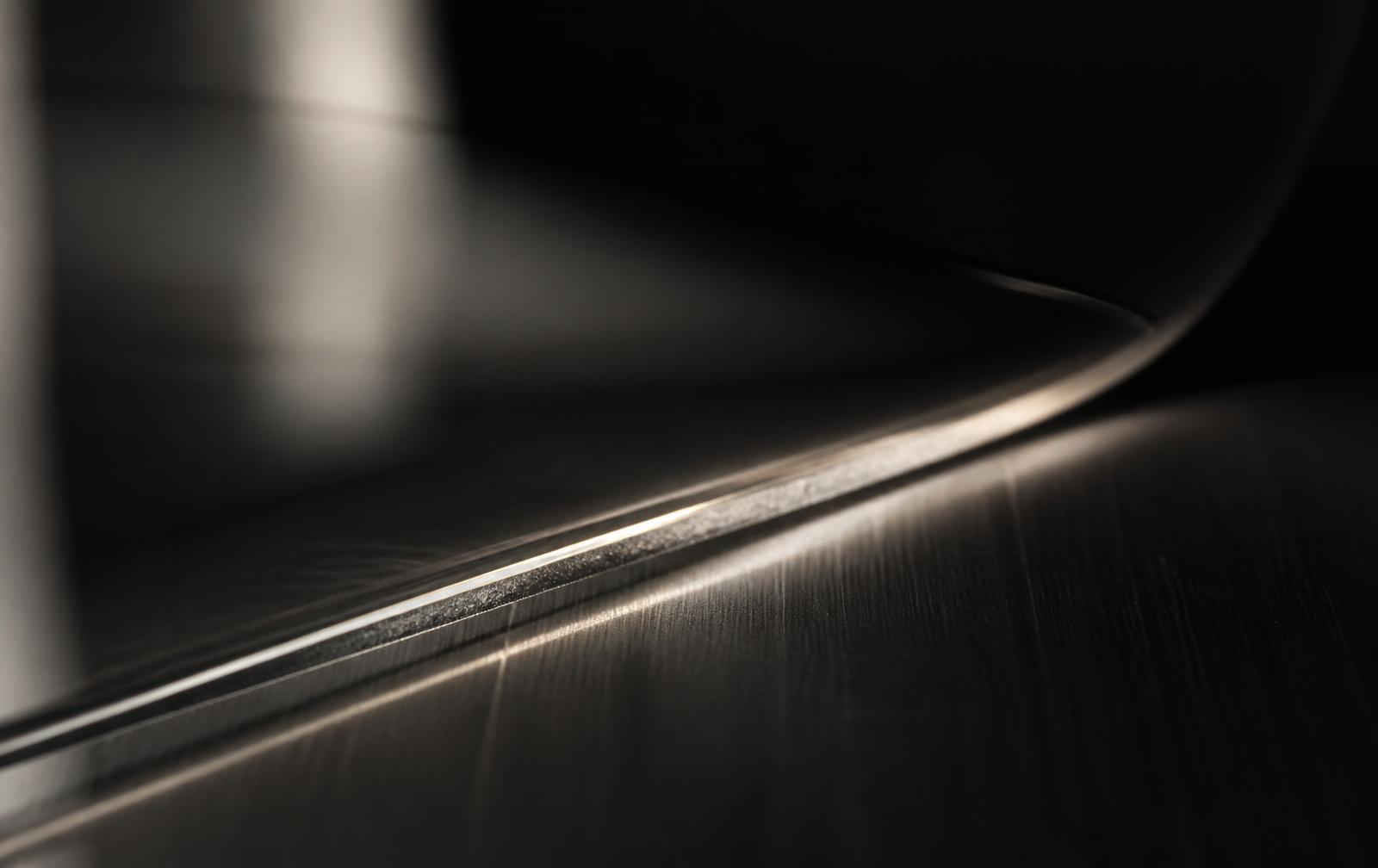 Superfície de cristal sobre metal escovado com um único fio de luz